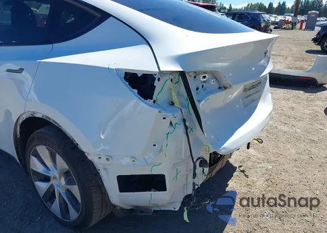 2023 Tesla Model Y Awd/Long Range Dual Motor All-Wheel Drive z USA, uszkodzony, nr VIN 7SAYGAEE1PF700262